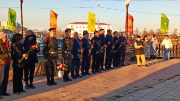 ВОЗЛОЖЕНИЕ ЦВЕТОВ К ПАМЯТНИКУ ВИДНОГО ГОСУДАРСТВЕННОГО ДЕЯТЕЛЯ ИЛЬИ ЕГОРОВИЧА ВИНОКУРОВА